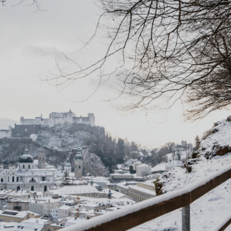 Couple walking in the city in winter at Mönchsberg in Salzburg | © Tourismus Salzburg GmbH