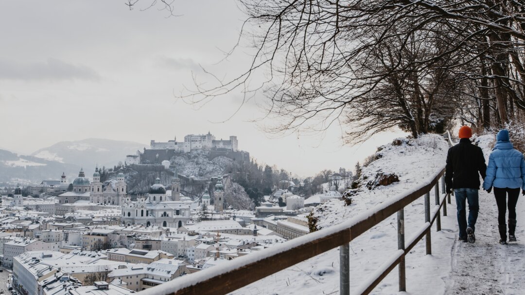 Couple walking in the city in winter at Mönchsberg in Salzburg | © Tourismus Salzburg GmbH