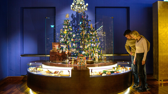 Couple in the Salzburg Christmas Museum  | © Tourismus Salzburg GmbH / G. Breitegger