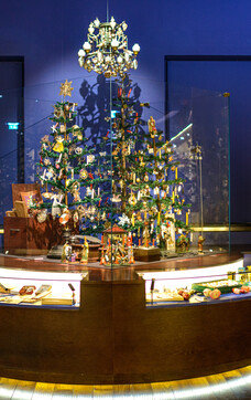 Couple in the Salzburg Christmas Museum  | © Tourismus Salzburg GmbH / G. Breitegger