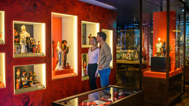 Couple in the Salzburg Christmas Museum  | © Tourismus Salzburg GmbH / G. Breitegger