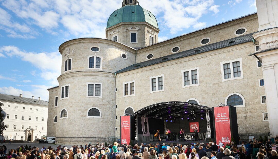 Flor de Toloache, Residenzplatz | © Henry Schulz