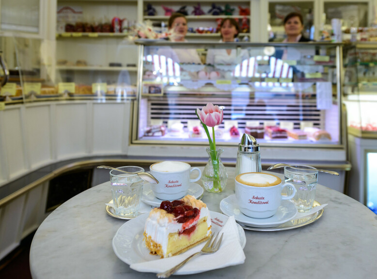 Coffee and cake at Konditorei Schatz in Salzburg | © Tourismus Salzburg / G. Breitegger