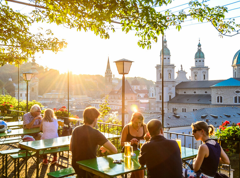 Terrace of the Stieglkeller with a view to the oldtown | © Tourismus Salzburg / Günter Breitegger