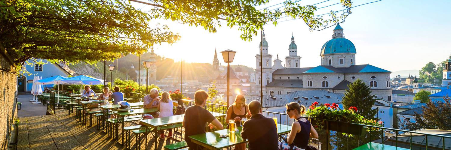 Terrace of the Stieglkeller with a view to the oldtown | © Tourismus Salzburg / Günter Breitegger