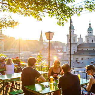 Terrace of the Stieglkeller with a view to the oldtown | © Tourismus Salzburg / Günter Breitegger