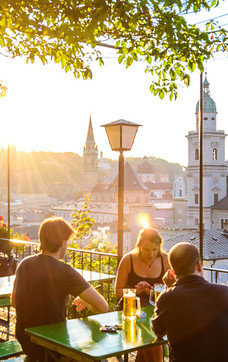 Terrace of the Stieglkeller with a view to the oldtown | © Tourismus Salzburg / Günter Breitegger