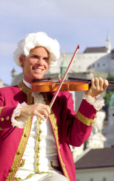 Mozart actor plays the violin | © Tourismus Salzburg GmbH / B. Reinhart