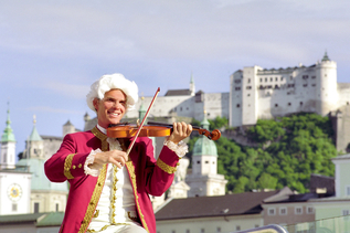 Mozartdarsteller spielt Geige | © Tourismus Salzburg GmbH / B. Reinhart
