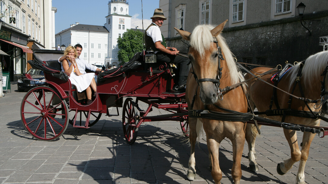Fiaker drives a couple | © Tourismus Salzburg GmbH / Clemens Kois