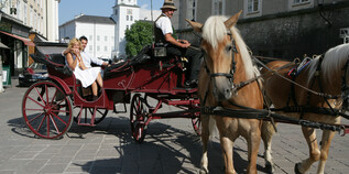 Fiaker drives a couple | © Tourismus Salzburg GmbH / Clemens Kois