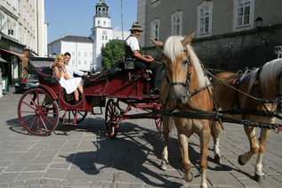 Fiaker fährt ein Paar | © Tourismus Salzburg GmbH / Clemens Kois