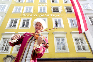 Ein Mozartdarsteller spielt Violine vor Mozarts Geburtshaus | © Tourismus Salzburg GmbH / B. Reinhart