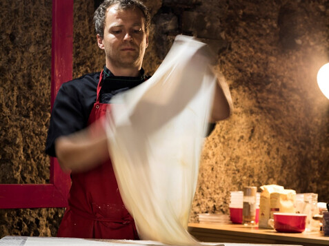 Ein Koch verarbeitet Teig