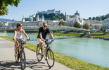 Two cyclists cycle along the Salzach river | © Tourismus Salzburg GmbH / B. Reinhart