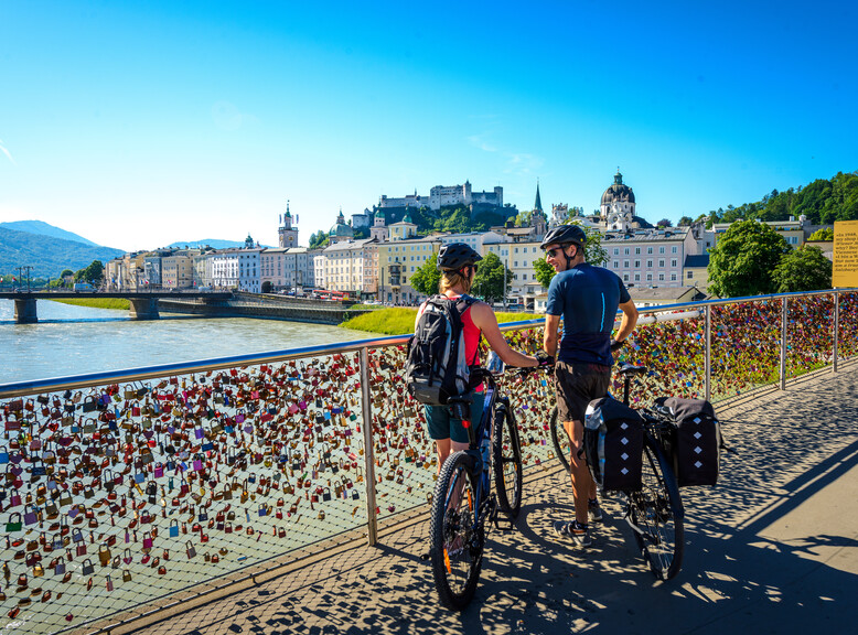 Cyclists at Marko-Feingold-Steg in Salzburg | © Tourismus Salzburg Gmbh / G. Breitegger