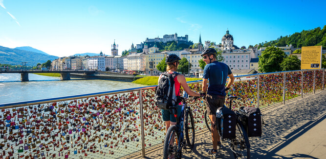 Cyclists at Marko-Feingold-Steg in Salzburg | © Tourismus Salzburg Gmbh / G. Breitegger