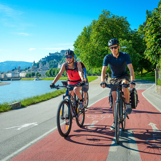Cyclists at the Salzach in Salzburg | © Tourismus Salzburg GmbH / G. Breitegger
