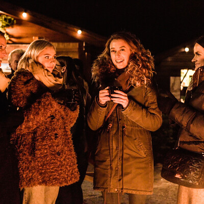Drinking Punsch at the Advent market in St. Leonhard | © Jonathan Forsthuber