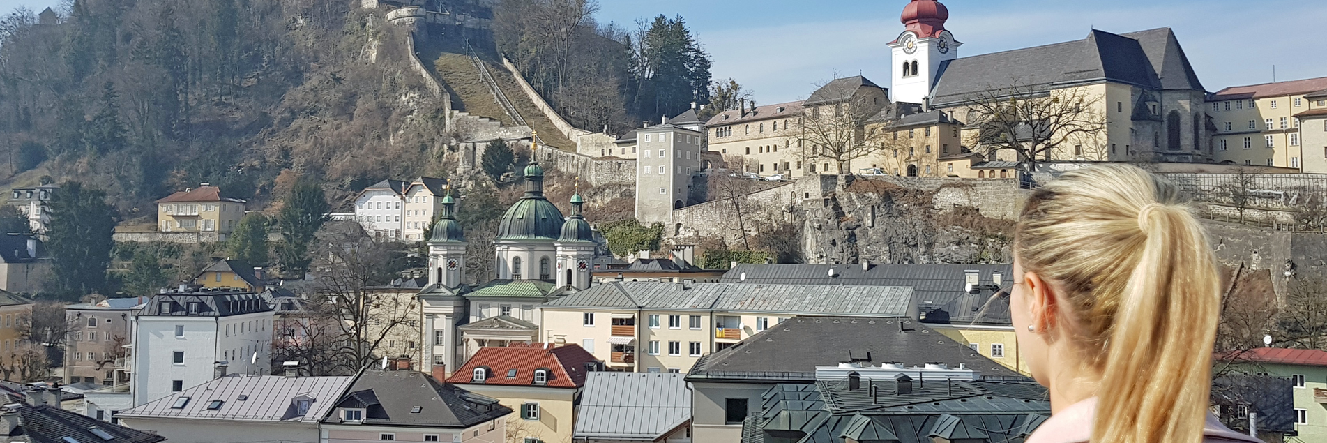 Alisa Buchinger looks at Fortress Hohensalzburg | © Tourismus Salzburg GmbH