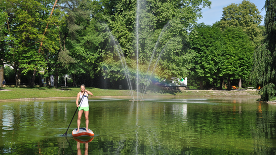 Alisa Buchinger Stand up Paddling at the Volksgarten | © Tourismus Salzburg GmbH