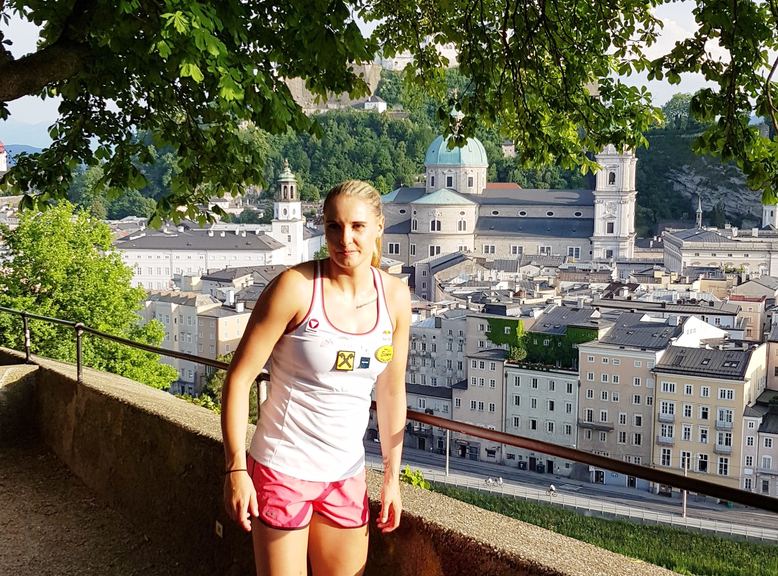 Alisa Buchinger and the old town of Salzburg in the back | © Tourismus Salzburg GmbH