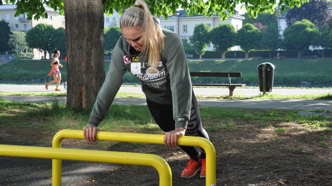 Alisa Buchinger at the outdoor gym near the river Salzach | © Tourismus Salzburg GmbH
