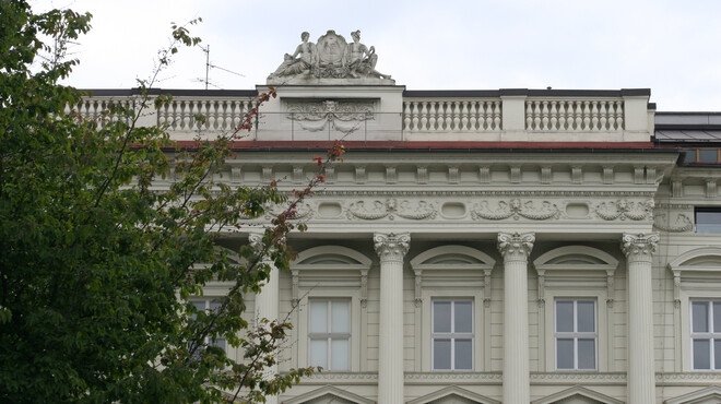 Statuen auf einem historischen Gebäude im Andräviertel | © Veronika Zangl