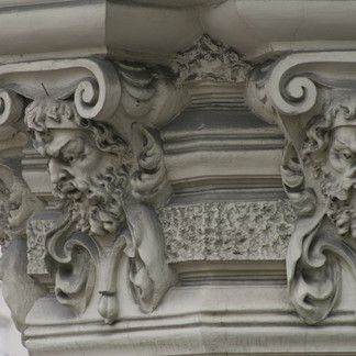 Ornaments with a head of a bearded man on a building | © Veronika Zangl