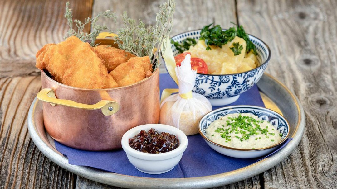 Fried chicken served in a copper pot | © Catalin Cucu