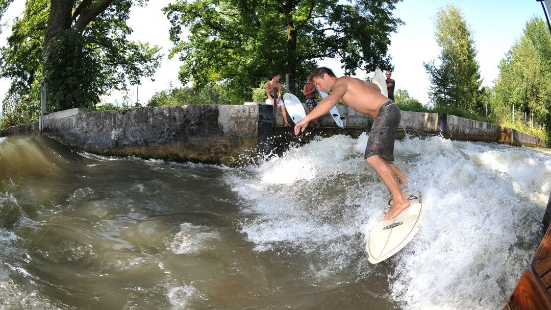 Surfers at the Almkanal wave | © Stadt Salzburg/Johannes Killer