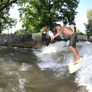 Surfers at the Almkanal wave | © Stadt Salzburg/Johannes Killer