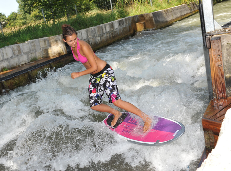 Surfing Wave at the Almkanal Salzburg  | © Stadt Salzburg/Johannes Killer 