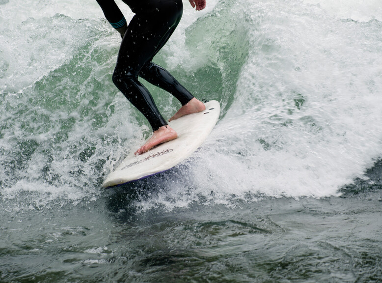 Surfing wave on the Almkanal in Salzburg | © Susanne Spiel