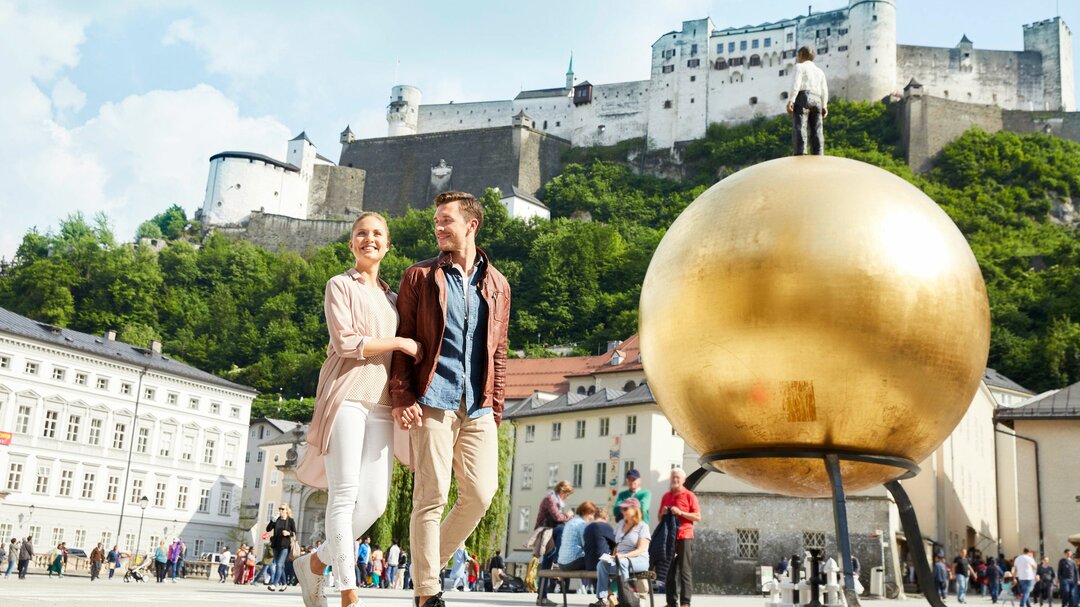 Couple at Kapitelplatz in Salzburg | © Tourismus Salzburg / A. Hechenberger
