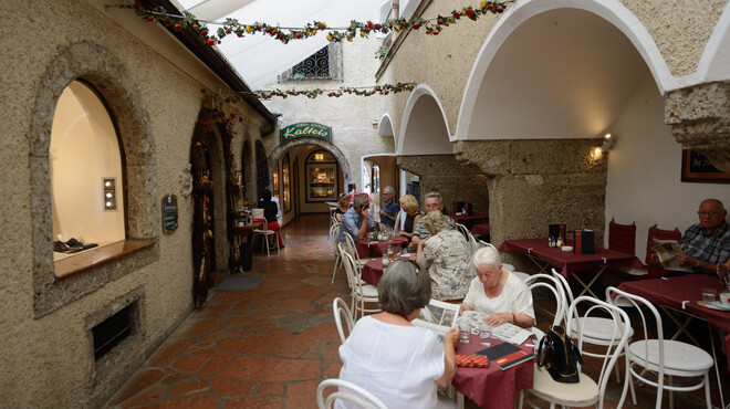 Kaffee in einem Durchhaus bei der Getreidegasse in Salzburg | © Tourismus Salzburg GmbH / G. Breitegger