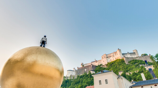 The Sphaera artwork on Kapitelplatz with a view of Hohensalzburg Fortress | © Anibal Trejo