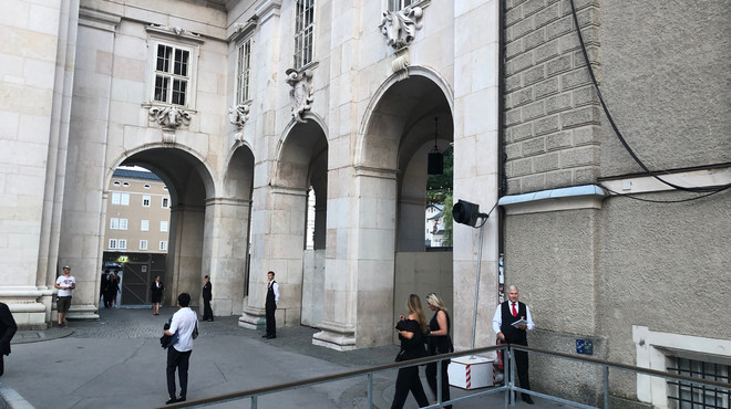 Area for the admission tickets at the Jedermann at the Salzburg Cathedral Square | © Julia Heuberger