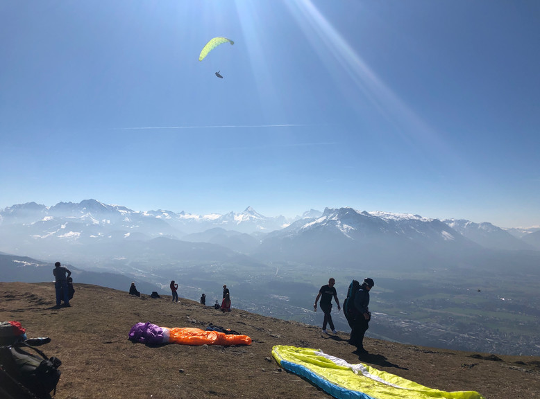 Paraglider at the start on the Gaisberg peak | © Julia Heuberger