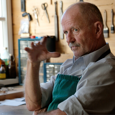 Salzburg’s Master Violinmaker Peter Svatek is interviewed in his repair shop  | © christina-schreibt 