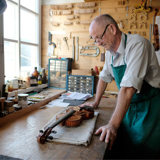 Der Geigenbaumeister Peter Svatek in seiner Werkstatt  | © christina-schreibt 