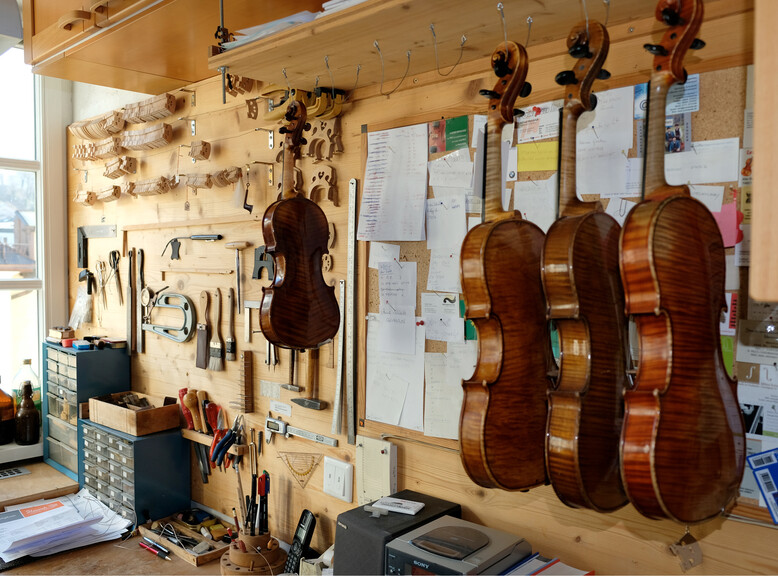 Salzburg’s Master Violinmaker Peter Svatek and his repair shop  | © christina-schreibt
