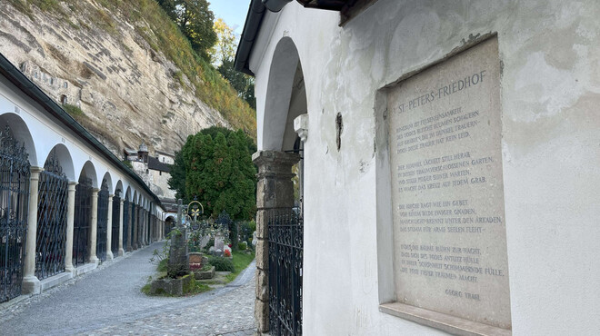 Poem plaque "St Peter's Cemetery" in Salzburg | © Salzburg Tourismus / M. Appesbacher