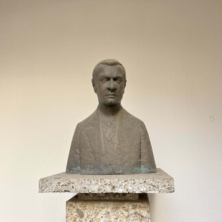 Bust of Georg Trakl in front of the Georg Trakl Research and Memorial Centre on Waagplatz | © Tourismus Salzburg / M. Appesbacher