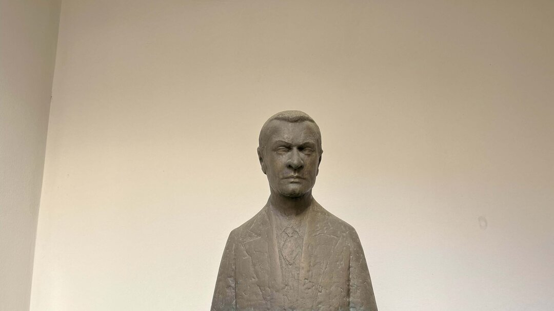 Bust of Georg Trakl in front of the Georg Trakl Research and Memorial Centre on Waagplatz | © Tourismus Salzburg / M. Appesbacher