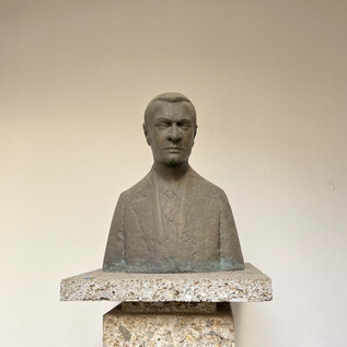 Bust of Georg Trakl in front of the Georg Trakl Research and Memorial Centre on Waagplatz | © Tourismus Salzburg / M. Appesbacher