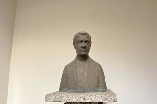 Bust of Georg Trakl in front of the Georg Trakl Research and Memorial Centre on Waagplatz | © Tourismus Salzburg / M. Appesbacher