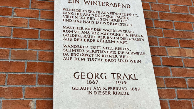 Poem plaque "Winter evening" at the Protestant Church Christuskirche in Salzburg | © Tourismus Salzburg / M. Appesbacher