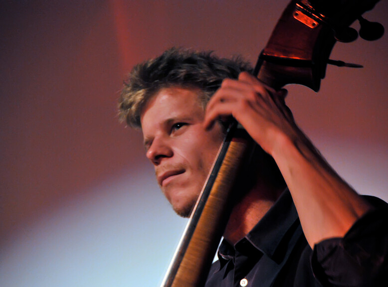 Gernot Haslauer plays the double bass | © Gernot Haslauer 