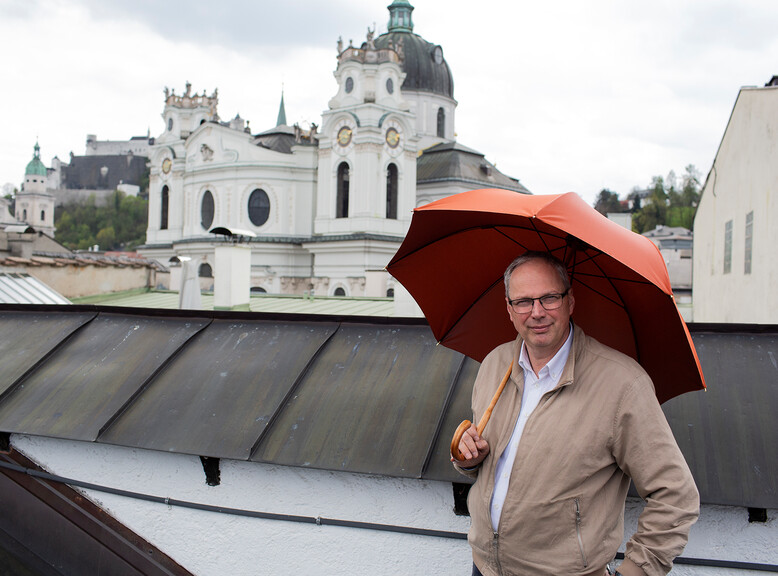 Andreas Kirchtag tests his umbrellas on the roof above the workshop. | © Falstaff / Joerg Lehmann